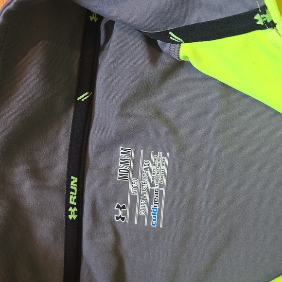 Under Armoir Zip Up. SIZE Medium - Picture 4 of 4